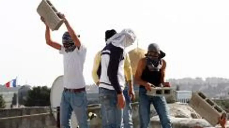 Arabs drop cinder blocks on  Old City Jews