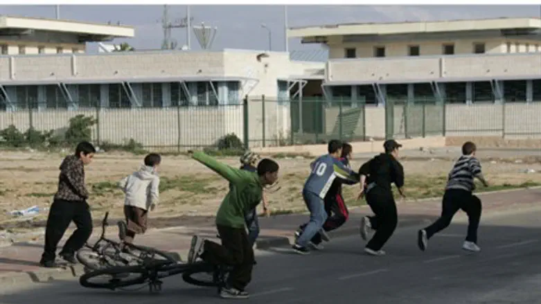 Children run for shelter in Sderot