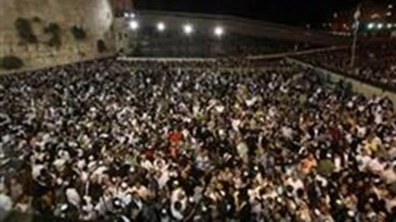crowd at the Kotel