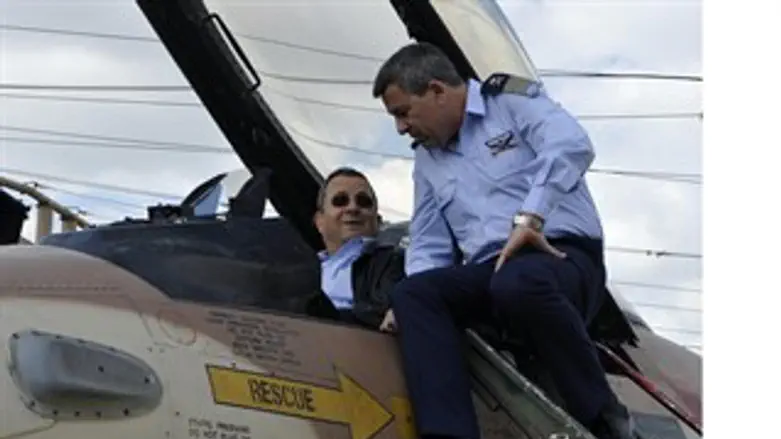 שר הביטחון במטוס F16