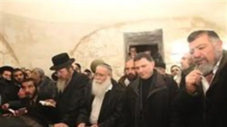 Some 2,000 Jews prayed at Kever Yosef Wednesd