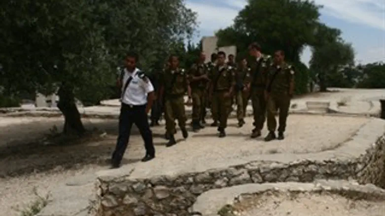 חיילים מסיירים בגבעת התחמושת. ארכיון