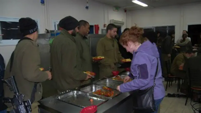 IDF Birthright chef cooks for soldiers 