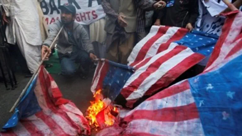 Afghani prrtesters burn American flags