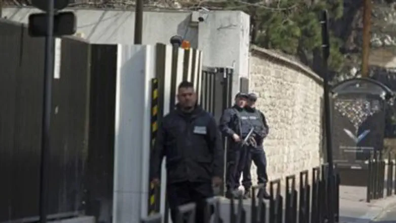 French police guarding DCRI headquarters
