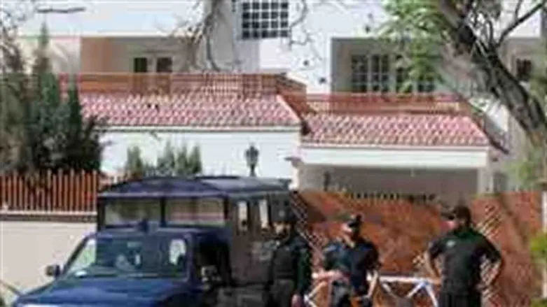  Pakistani police guard bin Laden's compound 