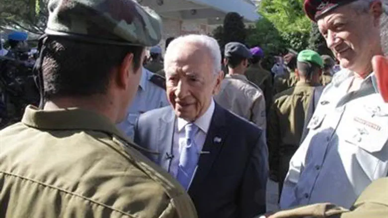 President Peres greets IDF soldiers on Yom Ha