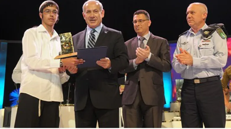 Netanyahu Presents the Trophy