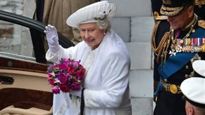  Queen Elizabeth waves to onlookers during th