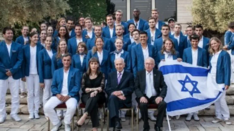 President Peres and the Israeli Olympic team
