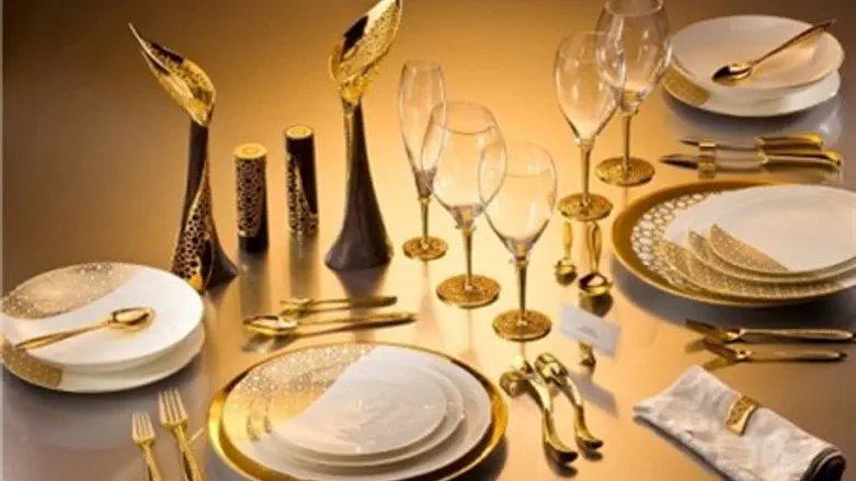 Kabbala dinnerware in gold