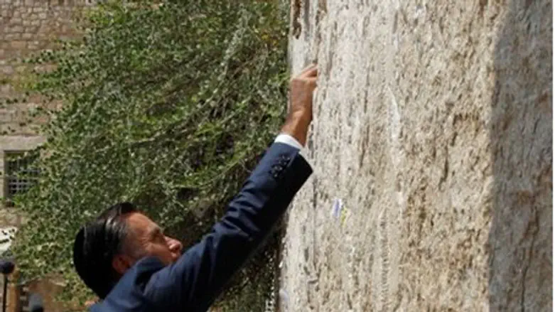 Romney places note at Western Wall Monday