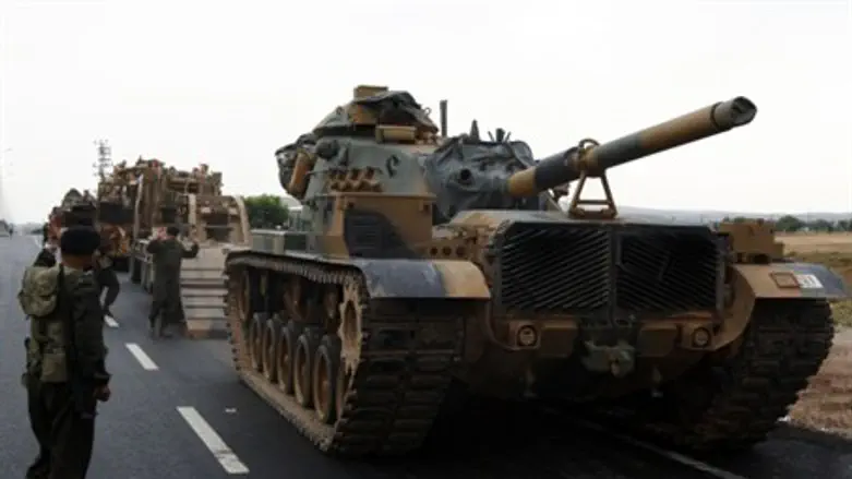 Turkish armor near Syria border