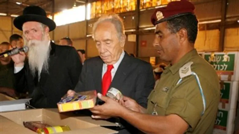 Rabbi Grossman, President Peres, soldiers and