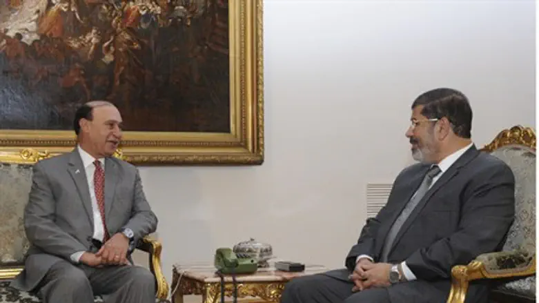 Egypt's President Mohamed Mursi meets with Eg