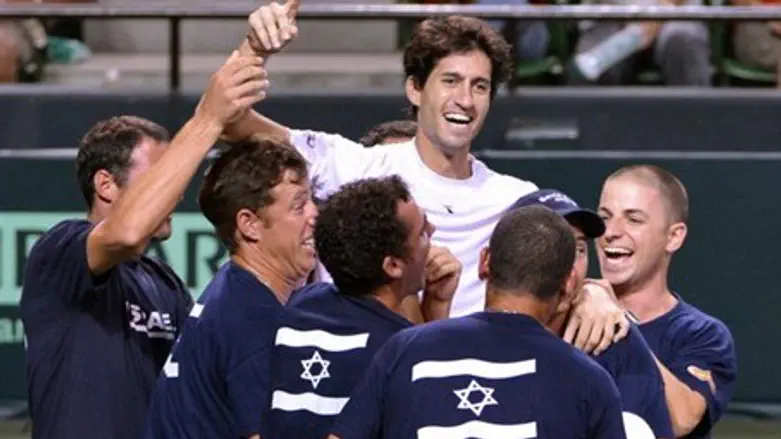 Amir Weintraub (C) of Israel celebrates with 