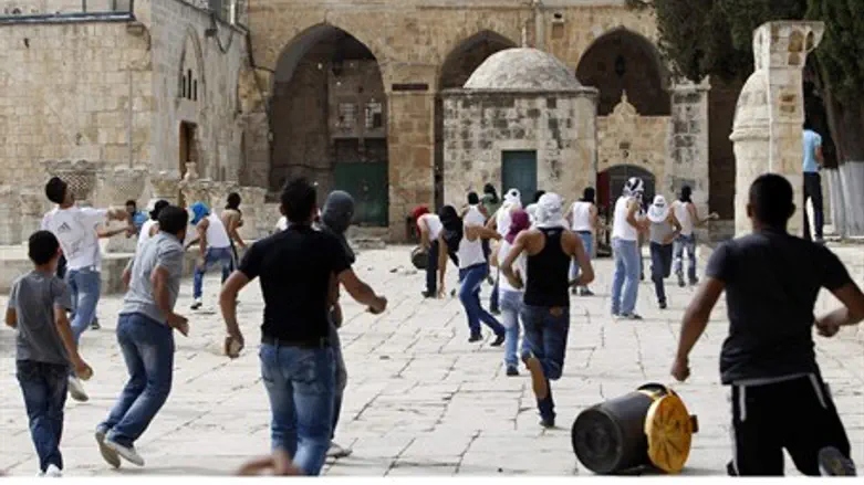 Arab rioters at Temple Mount (file)