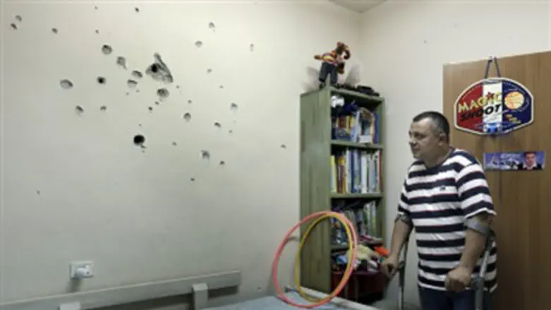 Israeli father views rocket damage, Netivot