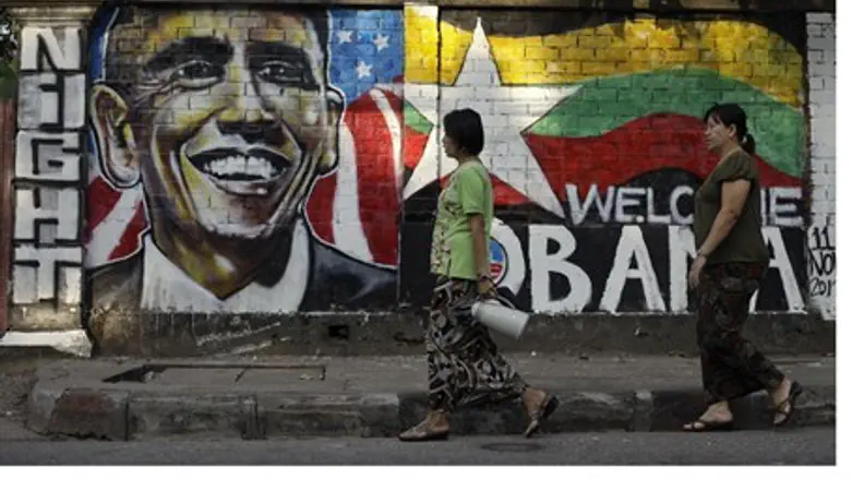 Grafitti welcoming US Pres. Obama to Myanmar