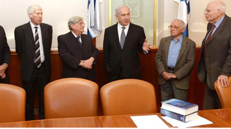 Netanyahu and members of Turkel Commission
