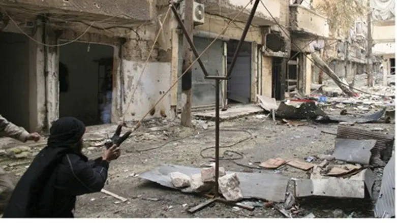 Syrian rebel in Aleppo uses handmade catapult