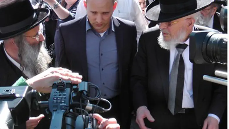 Bennett visits Mir yeshiva.