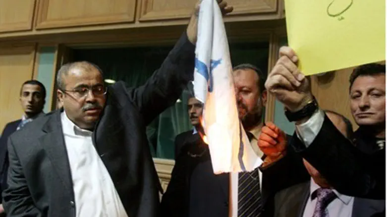 Jordanian MP Khalil Atiyeh burns Israeli flag