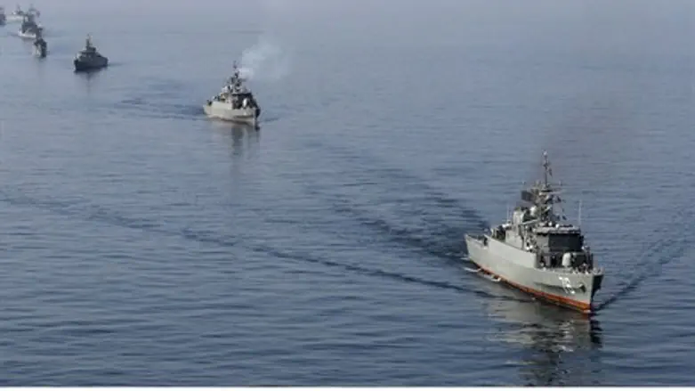 Iranian Navy boats take part in navy maneuver