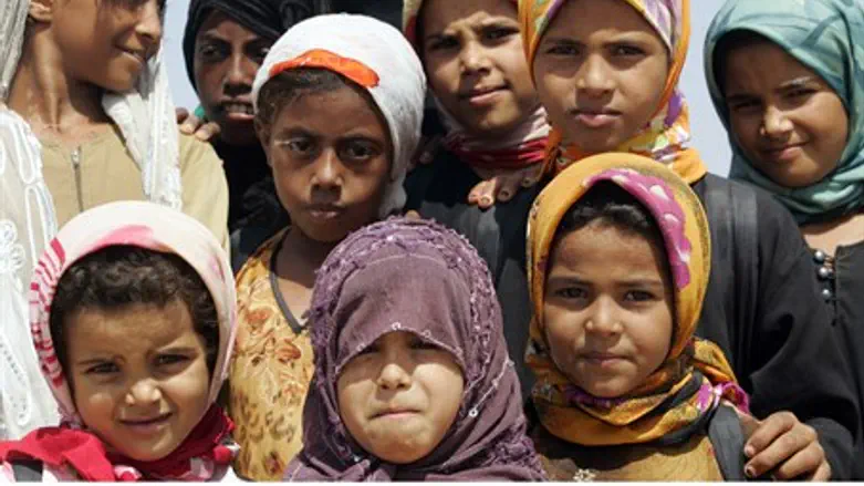 Yemeni girls at the al-Mazraq refugee camp