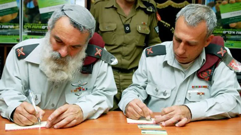 Rabbi Ronsky (left), during his time as IDF C