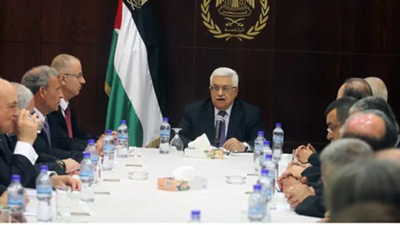 Hamdallah, centre left with PA Chairman Abbas