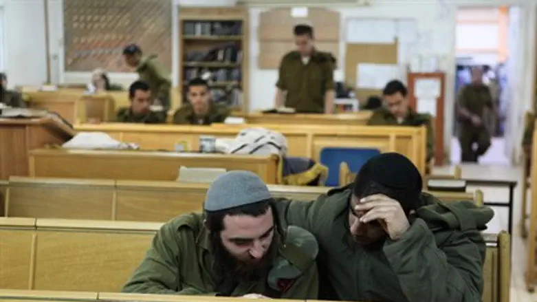 Hareidi soldiers study Torah 