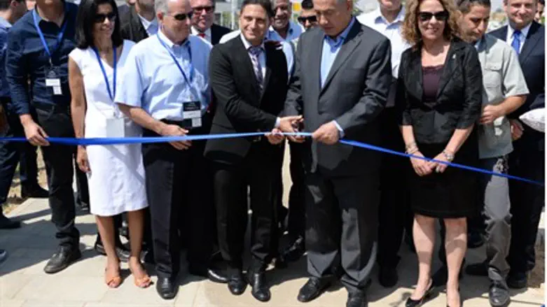Netanyahu cuts ribbon on hi-tech park (file)