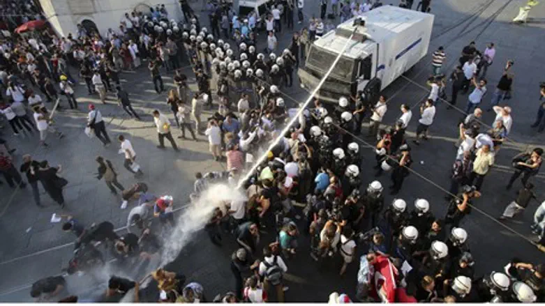 Turkish police use water cannon (illustration)