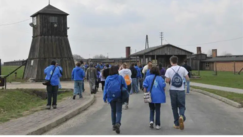 Illustration: Jewish visitors at Majdanek