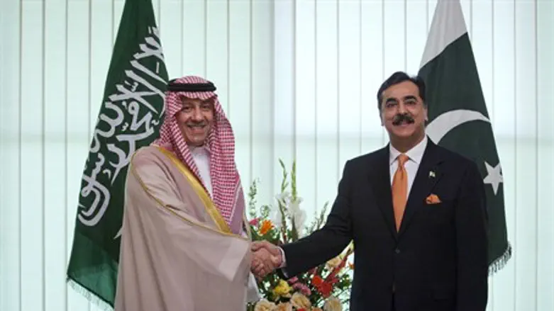 Pakistani PM Yusuf Raza Gilani meets Saudi de