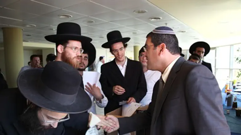 Sar Shalom-Gerbi with Hareidi recruits