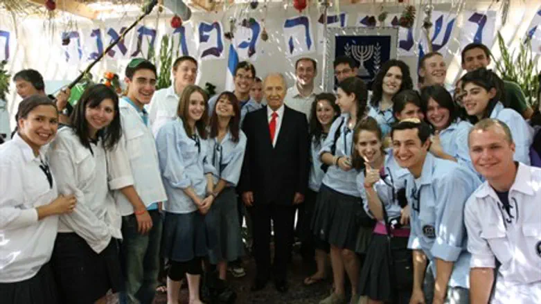 Shimon Peres, with Bnei Akiva Youth (Illustra