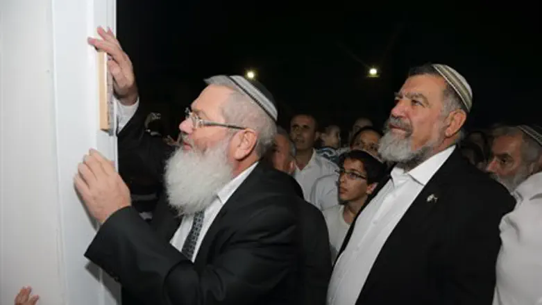 Ben-Dahan affixes Mezuzah at new synagogue