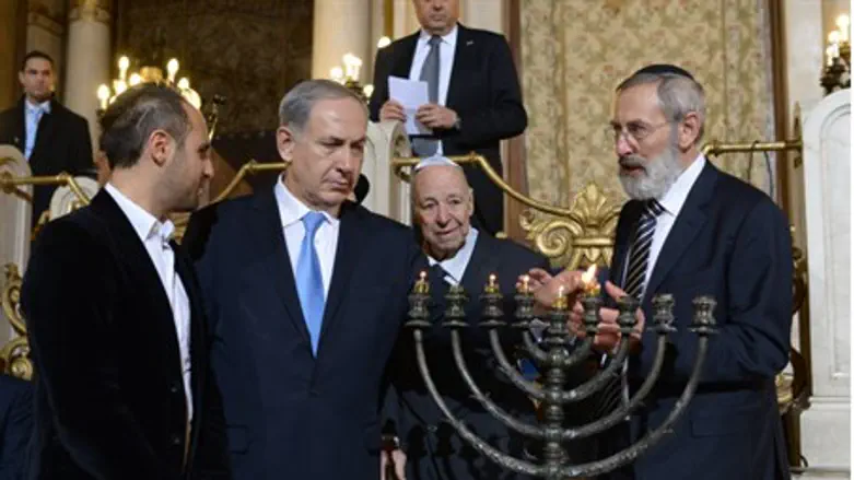 Netanyahu lights Hanukkah candles in Rome