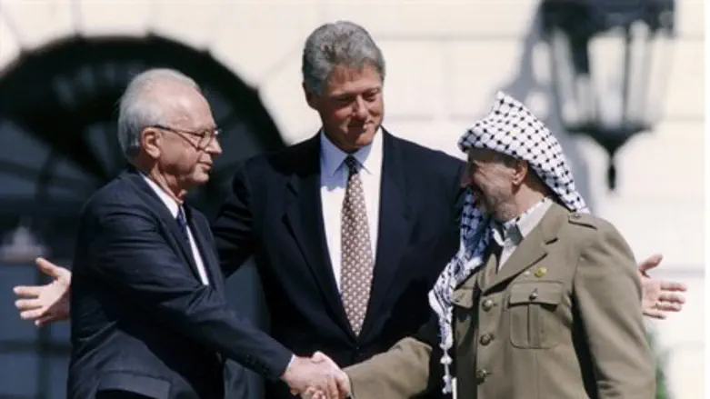 Yitzchak Rabin and Yasser Arafat shake hands 