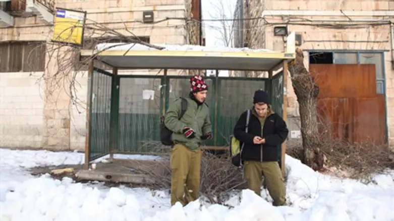 שלג, ירושלים, חיילים, תחנת אוטובוס