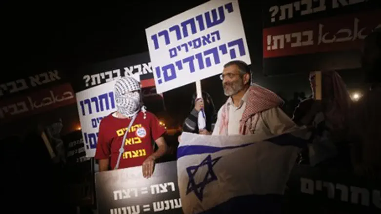 Michael Ben-Ari protesting release (file)