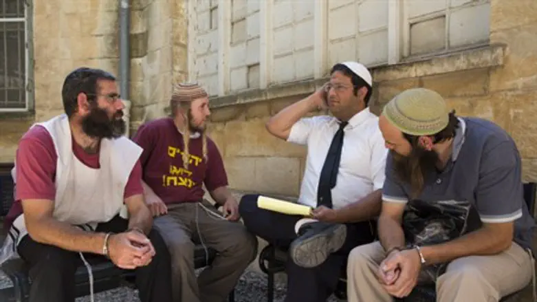 Itamar Ben-Gvir with Samaria residents (file)