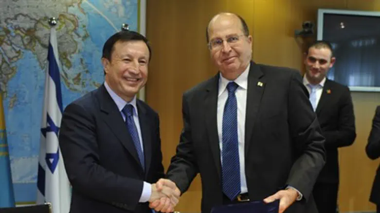 Moshe Ya'alon with Kazakhstan Defense Ministe