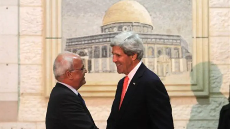 John Kerry with PA's Saeb Erekat (file)