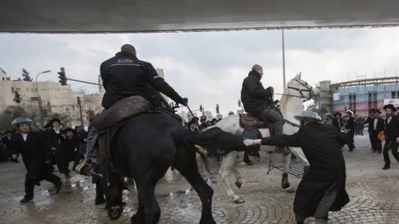 Hareidi protesters clash with mounted police 