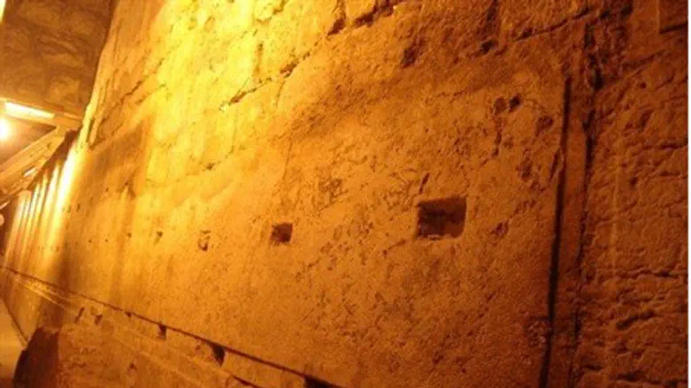 Over five hundred ton stone in Kotel tunnel