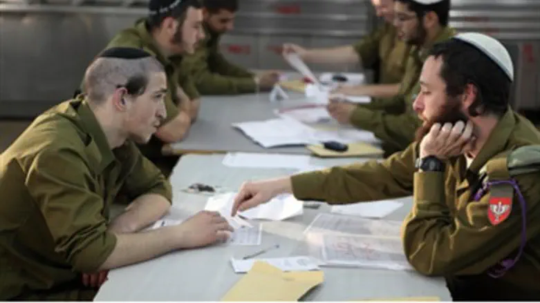 Hareidi soldiers study Talmud in uniform