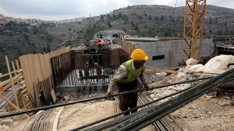 Workers constructing Jerusalem-Tel Aviv train